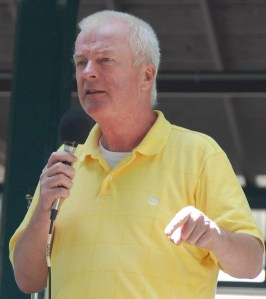 Peter Kormos, at a citizens' rally in St. Catharines in 2010, protesting police actions and mass arrests at the G20 Summit in Toronto. File Photo by Joanne McDonald.