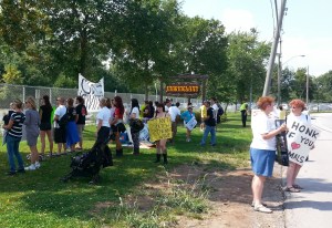 A recent court order awaded to Marineland did not stop animal activists from demonstrating in front of the Niagara Falls park this Labour Day.