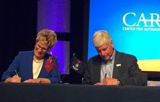 Ontario Premier Kathleen Wynne and Michigan Governor Rick Snyder sign binational agreement to boost auto industry